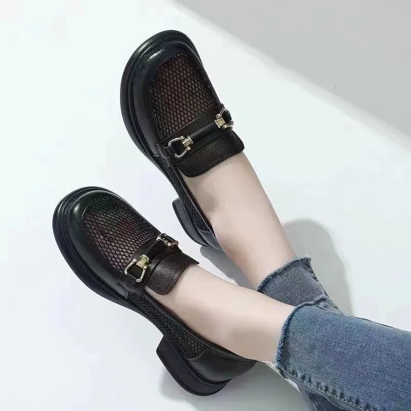 Mocasines con punta redonda, finos y huecos
