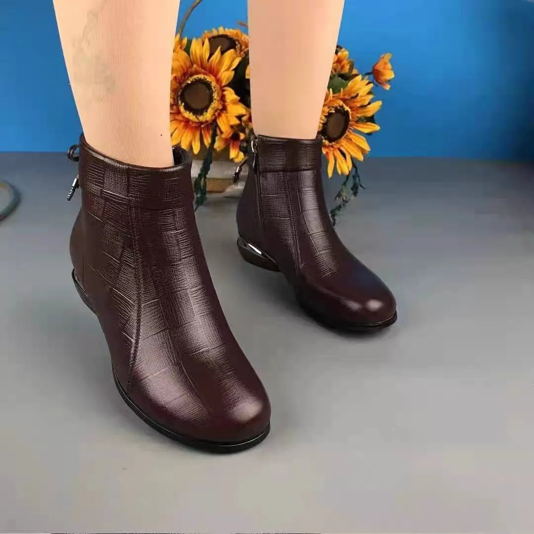 botas con punta redonda y tacón bajo