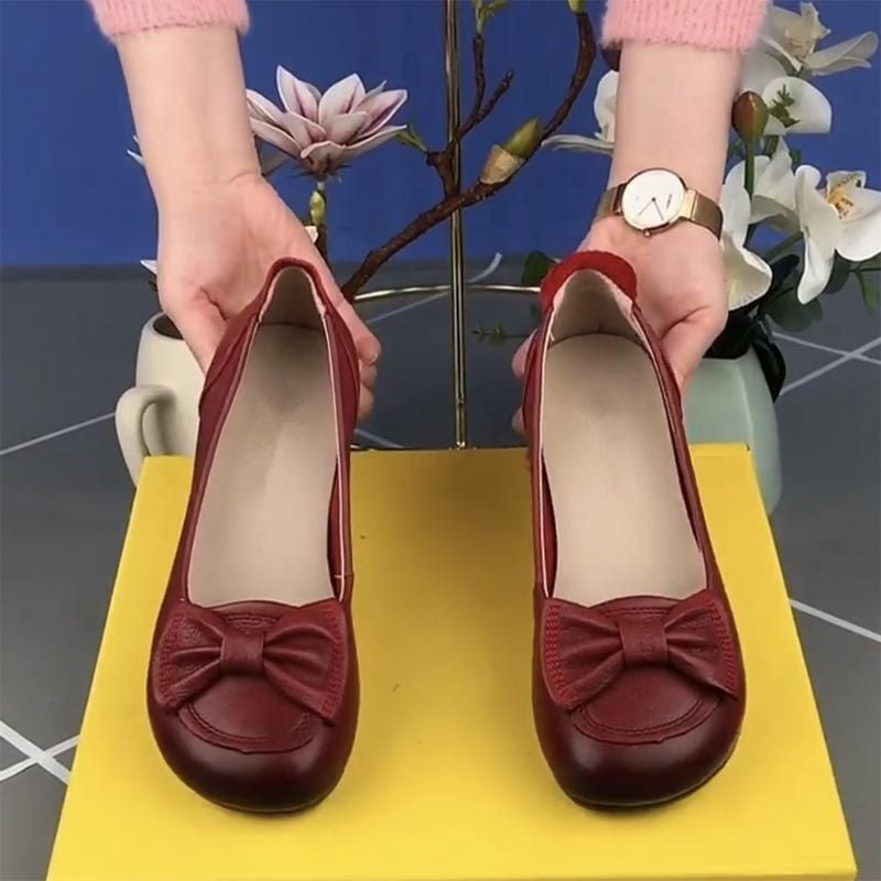 Zapatos de madre de mediana edad y anciana