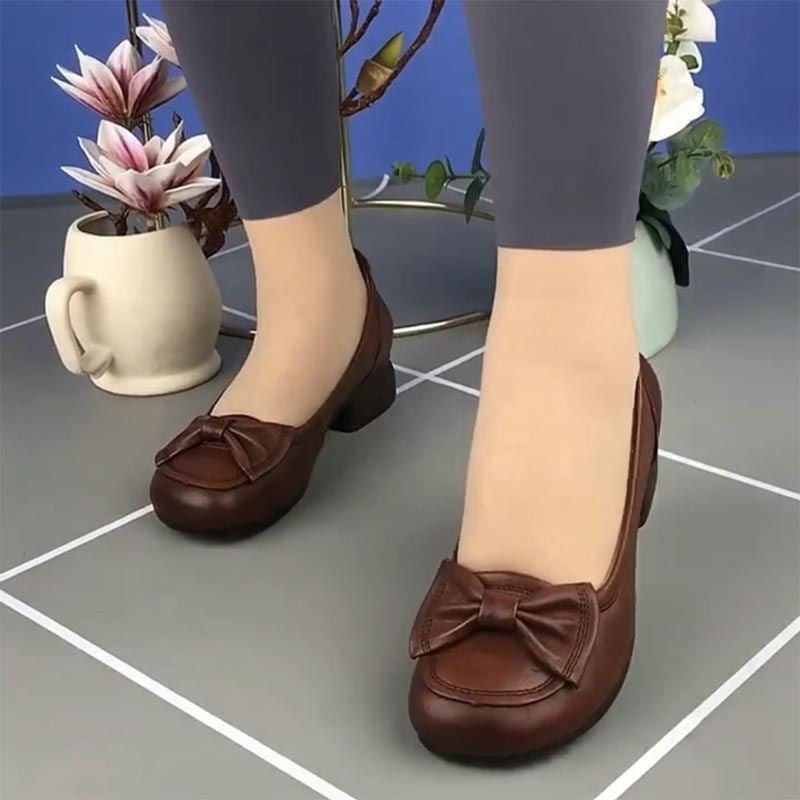 Zapatos de madre de mediana edad y anciana