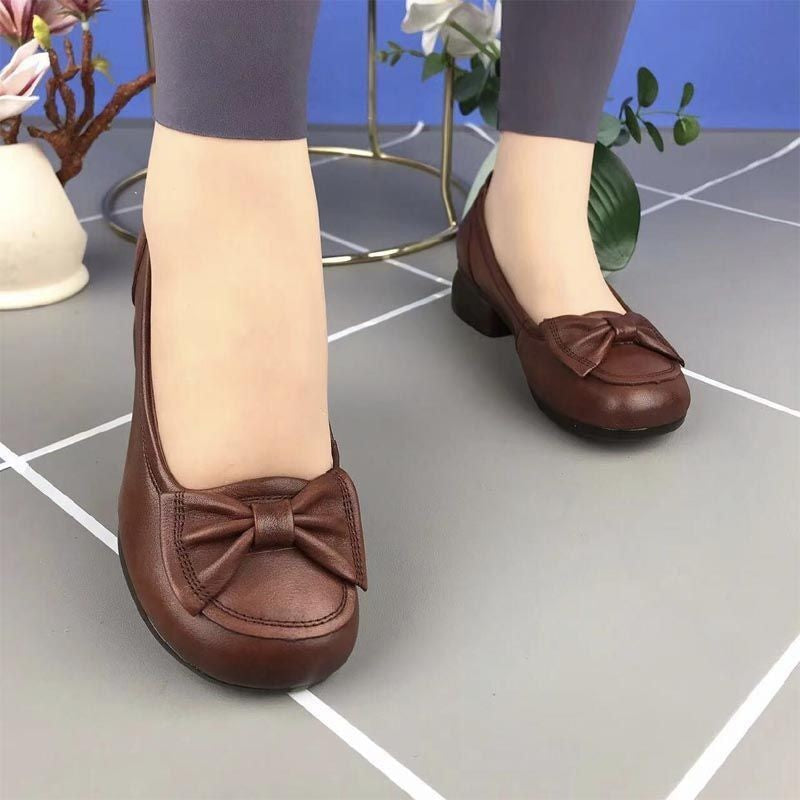 Zapatos de madre de mediana edad y anciana