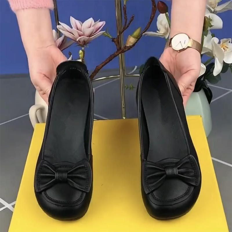 Zapatos de madre de mediana edad y anciana