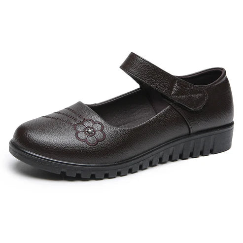 Zapatos de piel con velcro y pequeñas flores