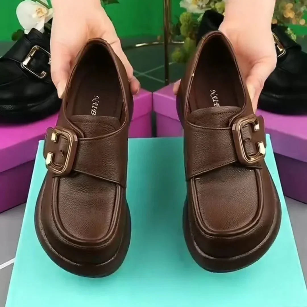 Mocasines con hebilla de hierro