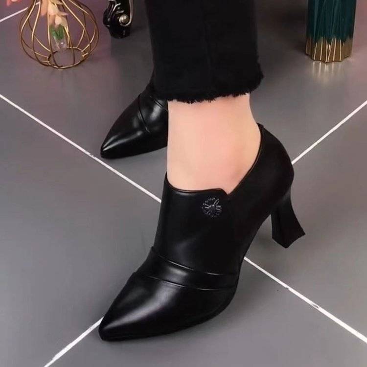Zapatos de cuero con punta profunda y puntiaguda