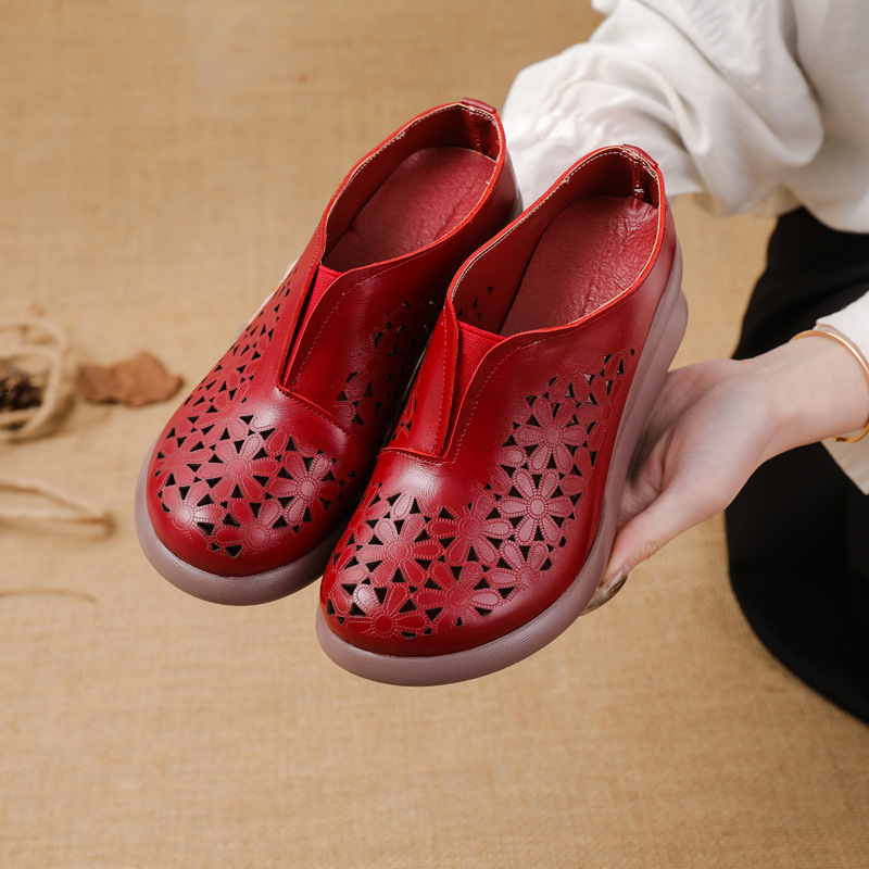 Zapatillas huecas de cuero con flores