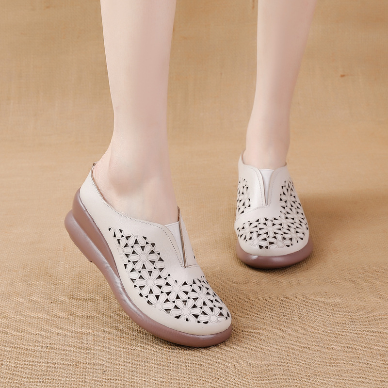 Zapatillas huecas de cuero con flores