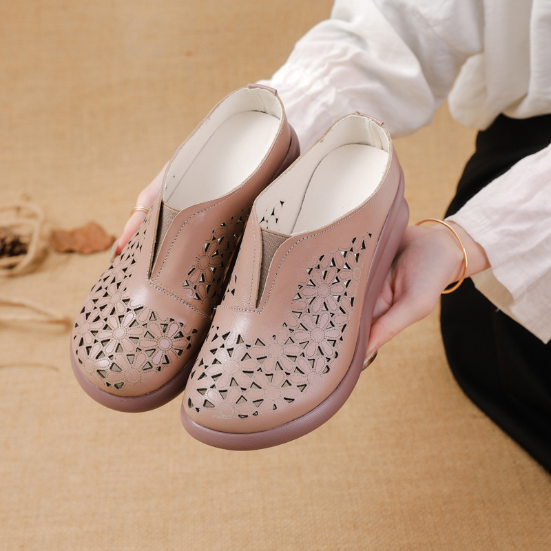 Zapatillas huecas de cuero con flores