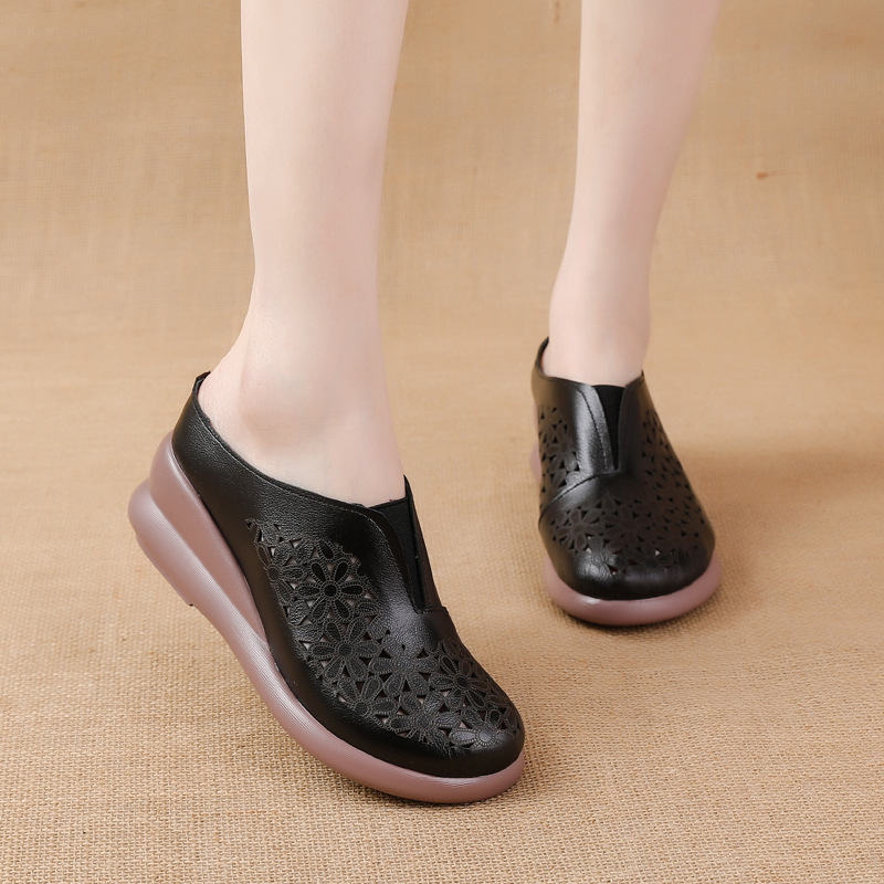 Zapatillas huecas de cuero con flores