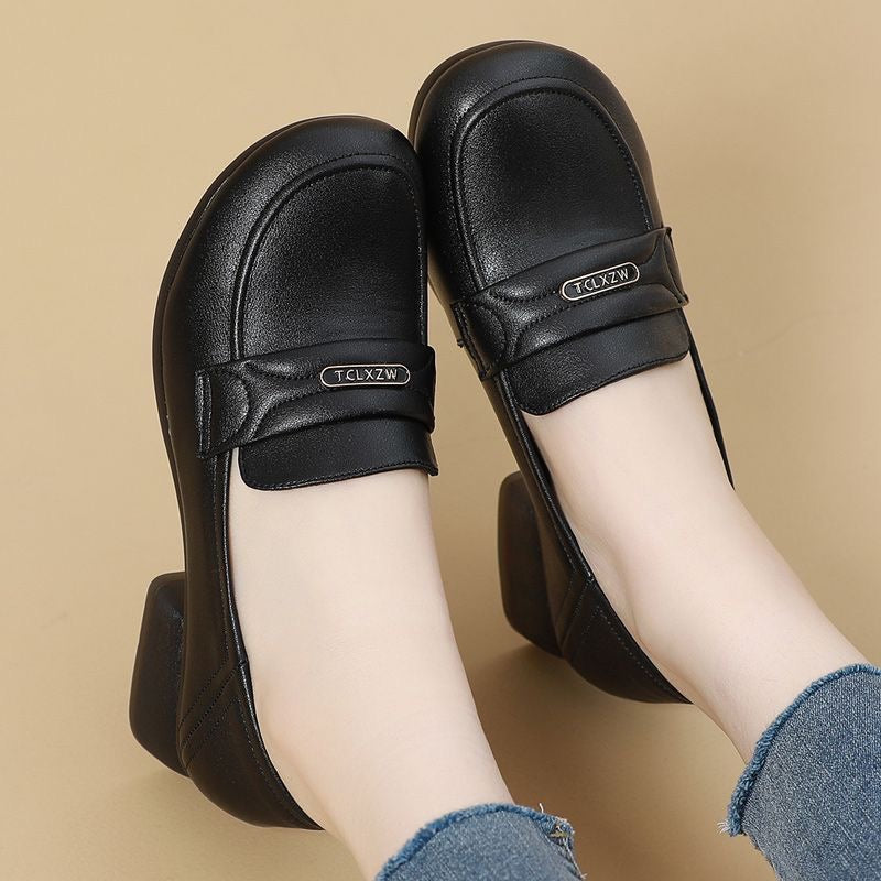 Zapatos de piel de suela blanda y tacón medio