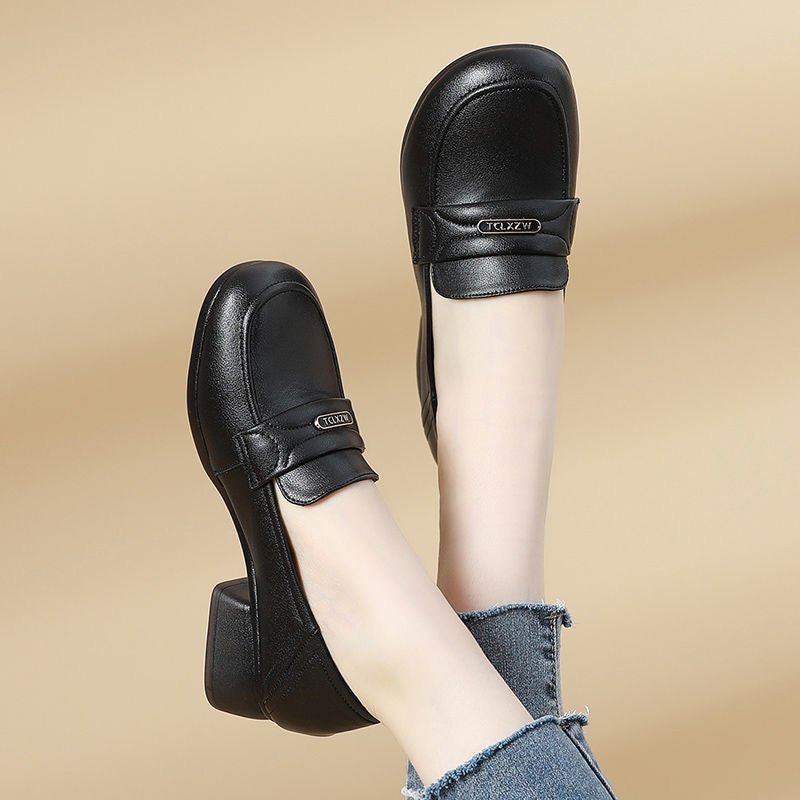 Zapatos de piel de suela blanda y tacón medio