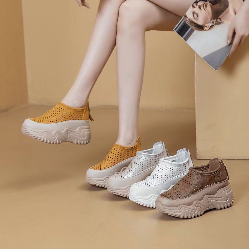 Sandalias con agujeros y diamantes de imitación