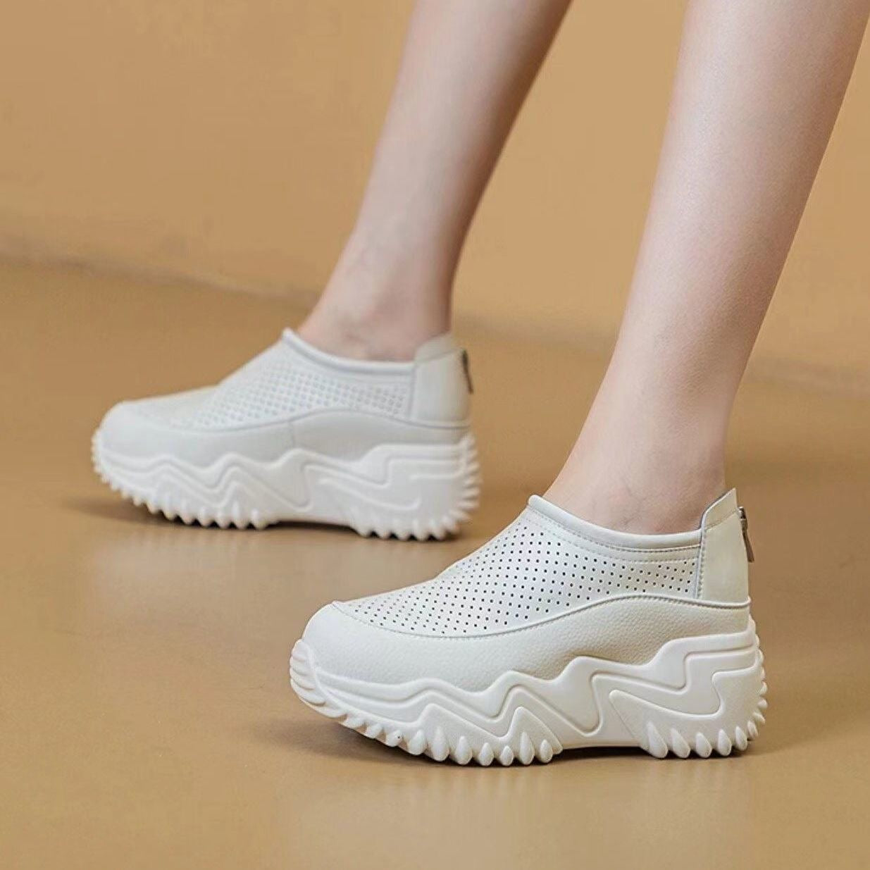 Sandalias con agujeros y diamantes de imitación