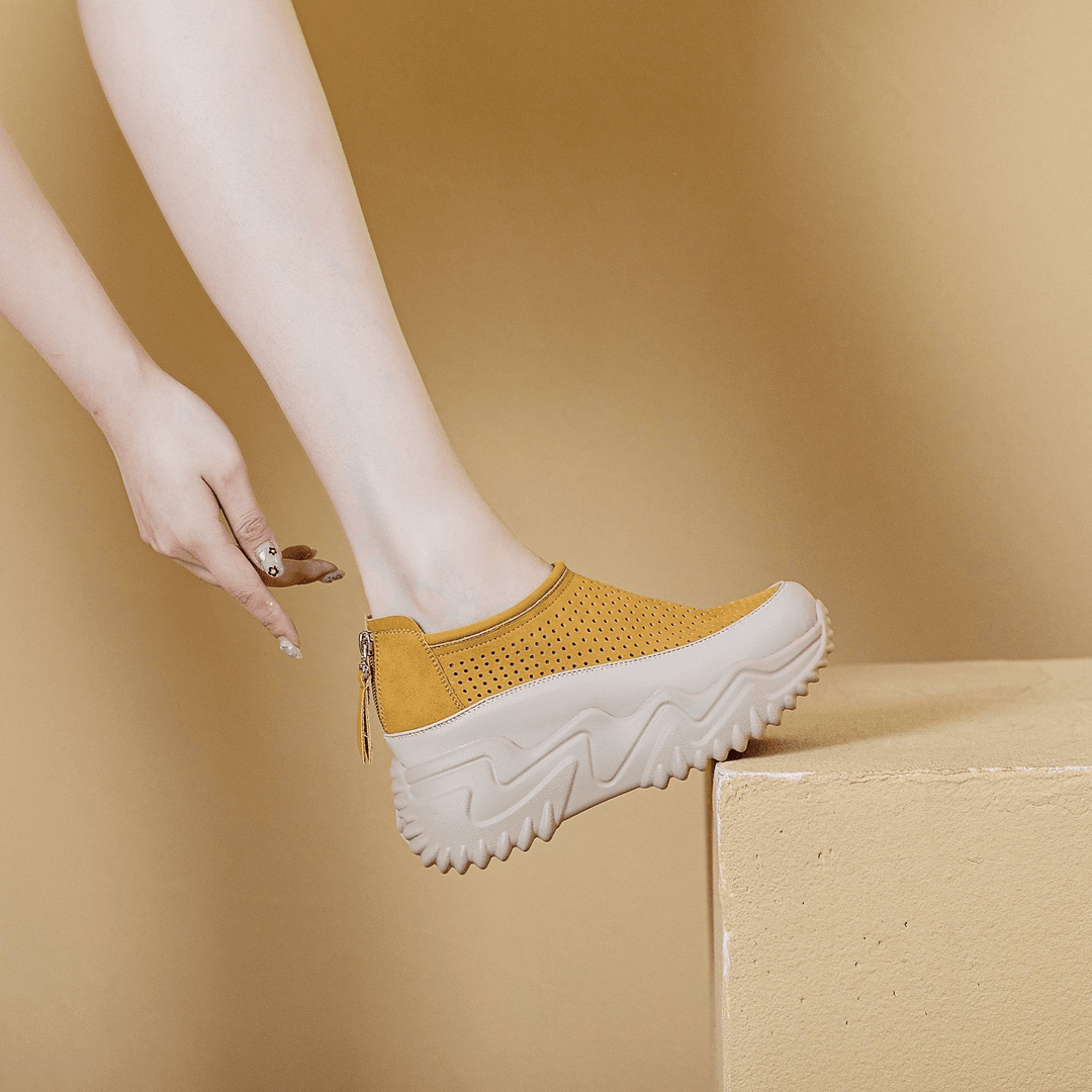 Sandalias con agujeros y diamantes de imitación