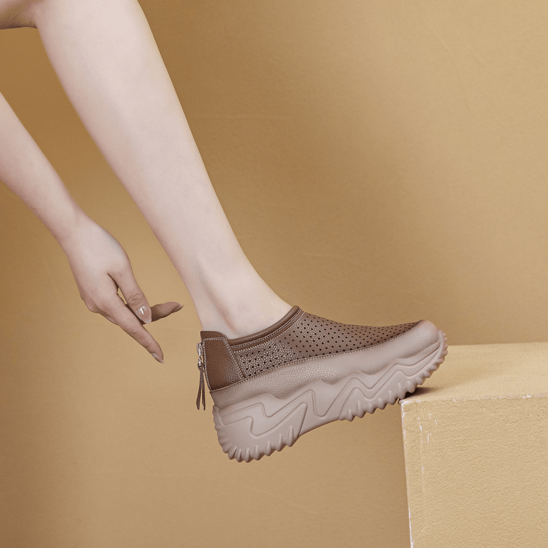 Sandalias con agujeros y diamantes de imitación