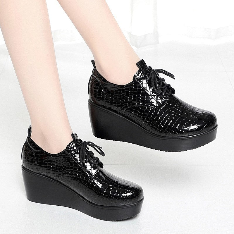 Zapatos de cuña de piel de cocodrilo