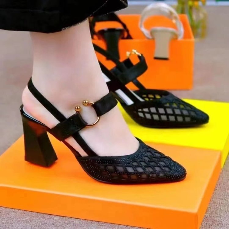Sandalias huecas y puntiagudas