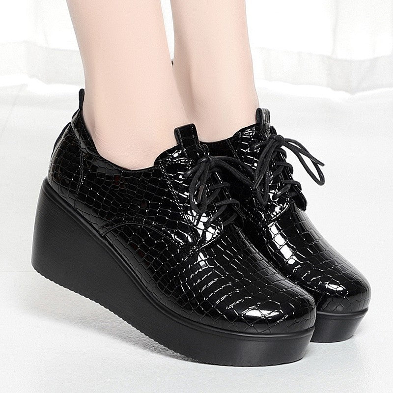 Zapatos de cuña de piel de cocodrilo