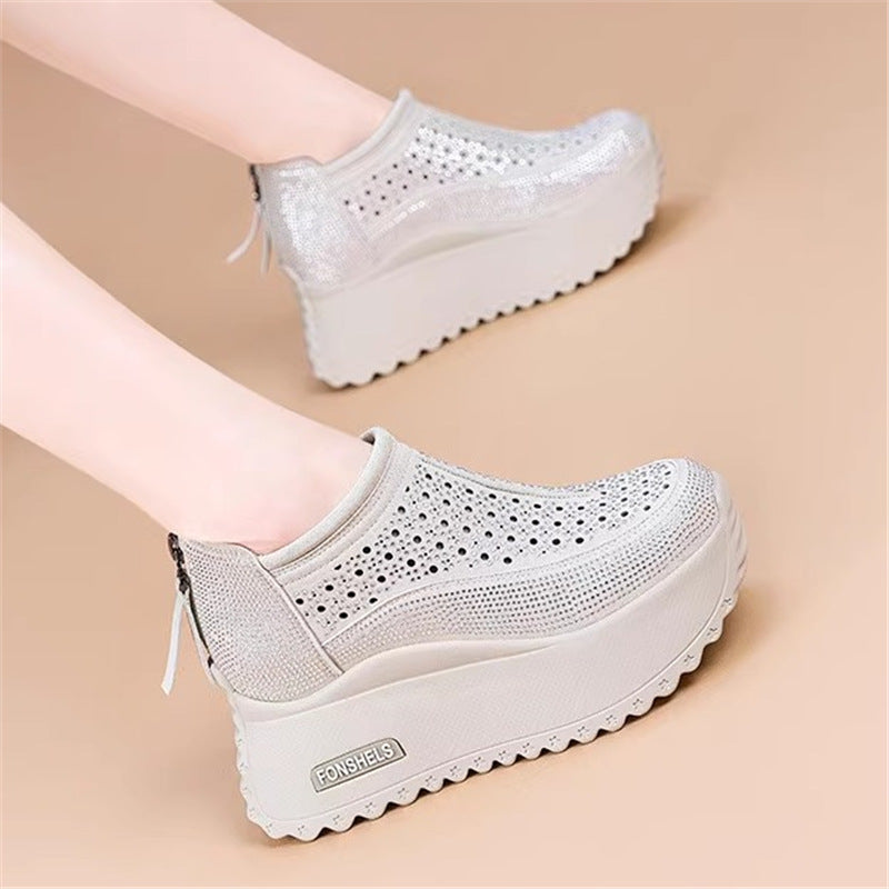 Sandalias con agujeros y diamantes de imitación