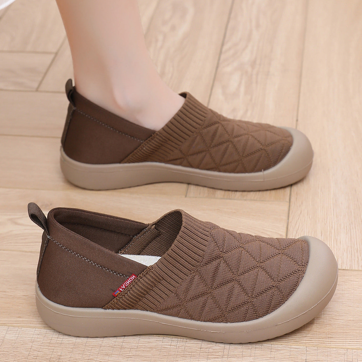 Los nuevos zapatos individuales femeninos son antideslizantes y suaves en primavera y otoño, y los zapatos perezosos son ligeros en suelas planas.