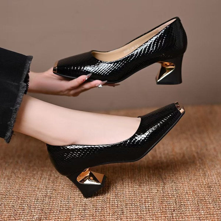 Tacones altos de piel de serpiente