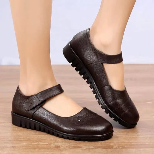 Zapatos de piel con velcro y pequeñas flores