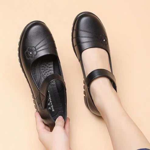 Zapatos de piel con velcro y pequeñas flores