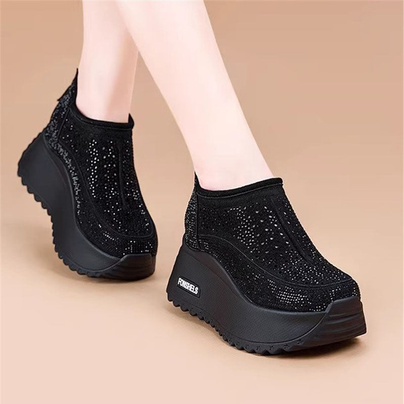 Sandalias con agujeros y diamantes de imitación