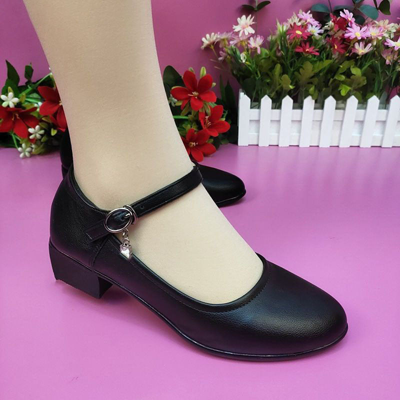 Zapatos de piel con tacón bajo y suela blanda