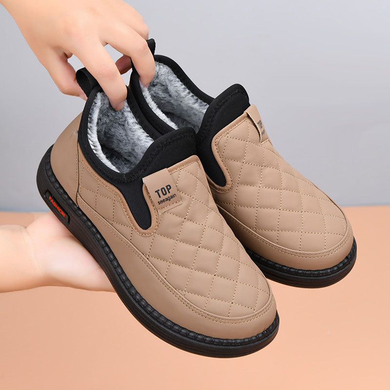 Zapatos de mujer de piel nuevos