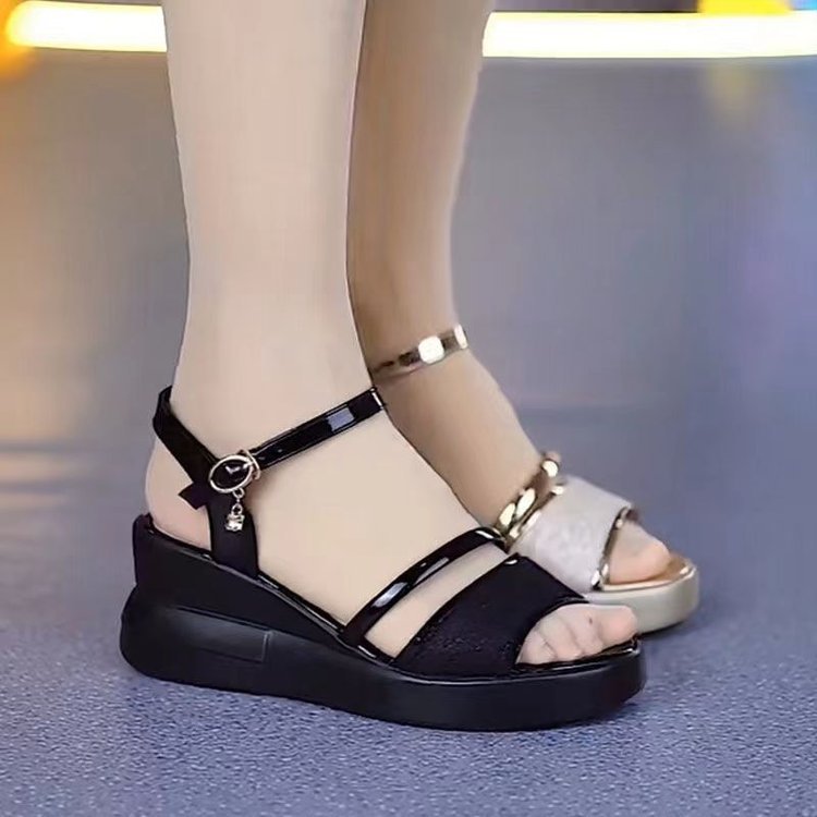 Sandalias romanas de cuña de piel suave