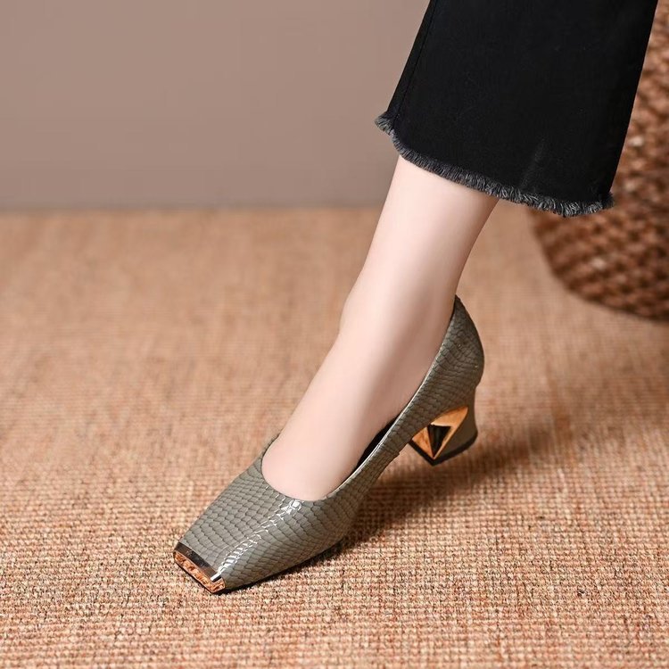 Tacones altos de piel de serpiente