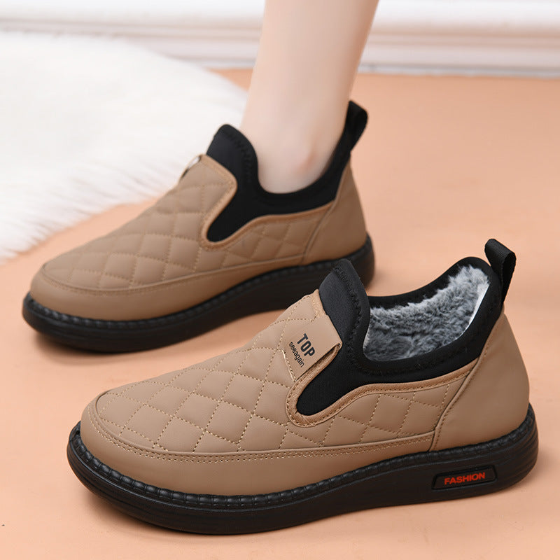 Zapatos de mujer de piel nuevos