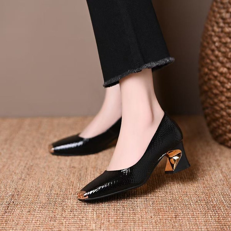Tacones altos de piel de serpiente