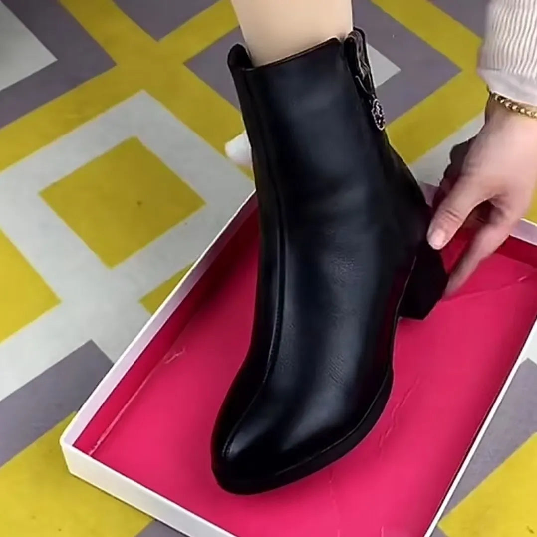 Botas elegantes con tacón grueso y punta en punta