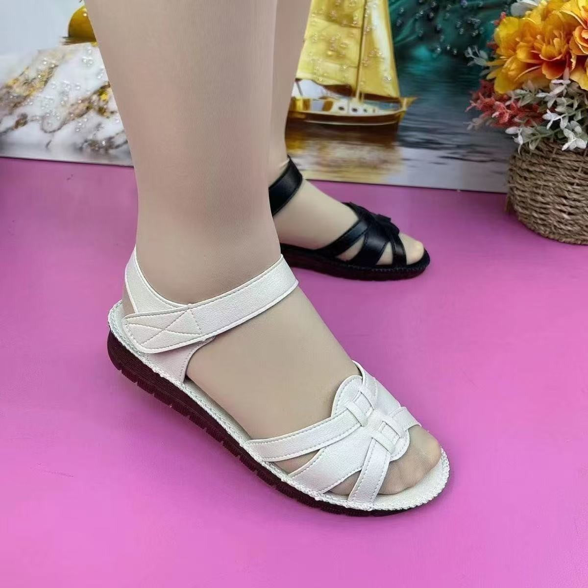 Sandalias caladas de tacón bajo