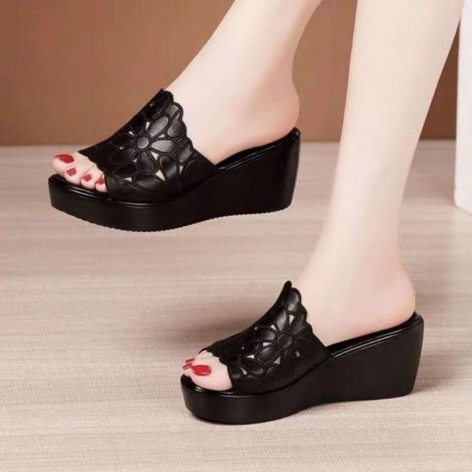 Sandalias peep-toe con tacón de cuña estampado