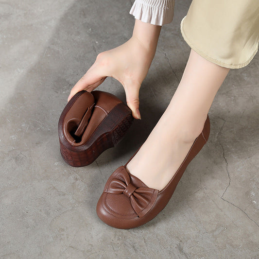 Zapatos de madre de mediana edad y anciana