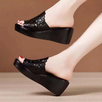 Sandalias peep-toe con tacón de cuña estampado
