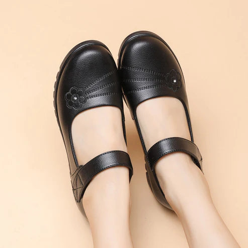 Zapatos de piel con velcro y pequeñas flores