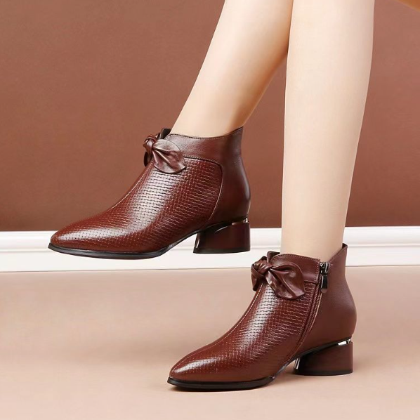 Elegantes botas de piel con tacón medio y punta en punta