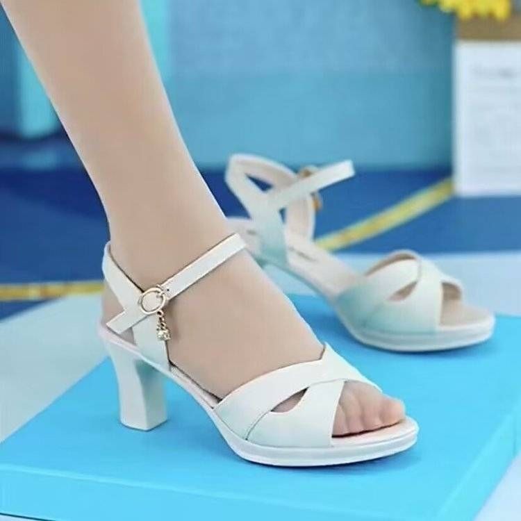 Sandalias con hebilla de nuevo estilo