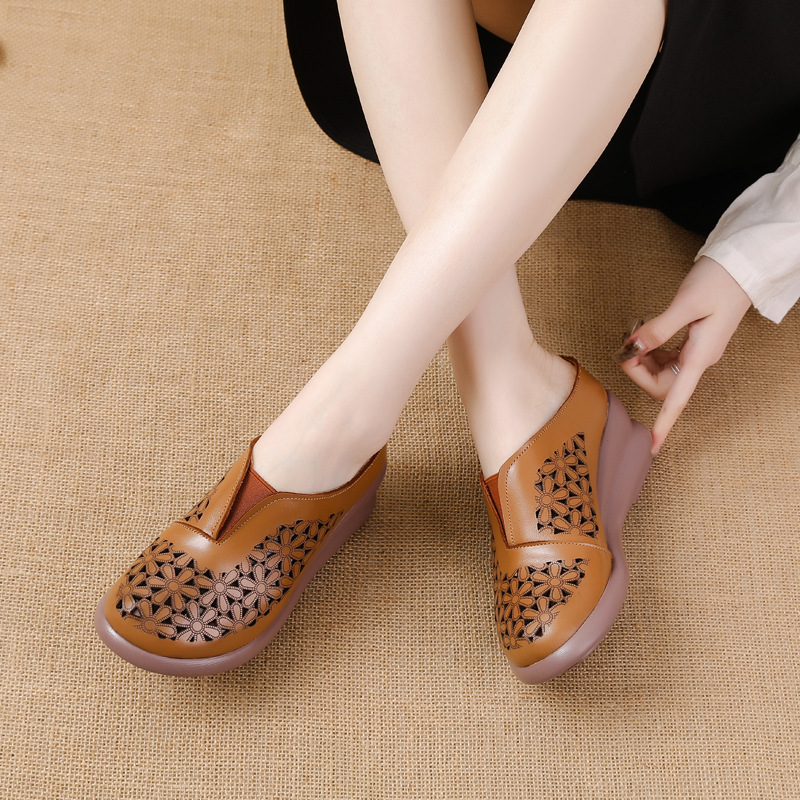 Zapatillas huecas de cuero con flores