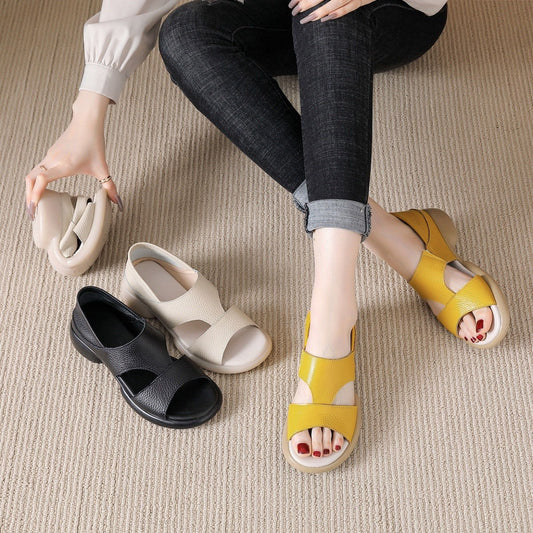 Nuevas sandalias de cuero con suela blanda