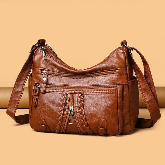 Bolso de piel con adornos de cremallera