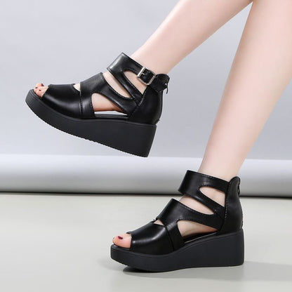 Sandalias con plataforma y hebilla recortadas