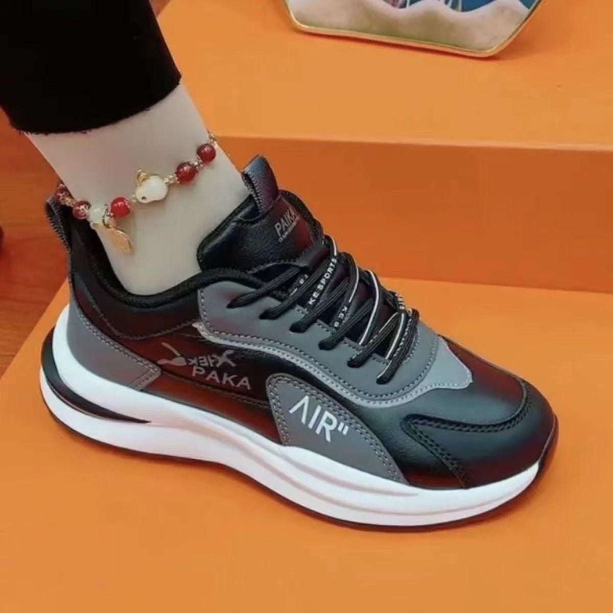 Nuevas zapatillas de piel