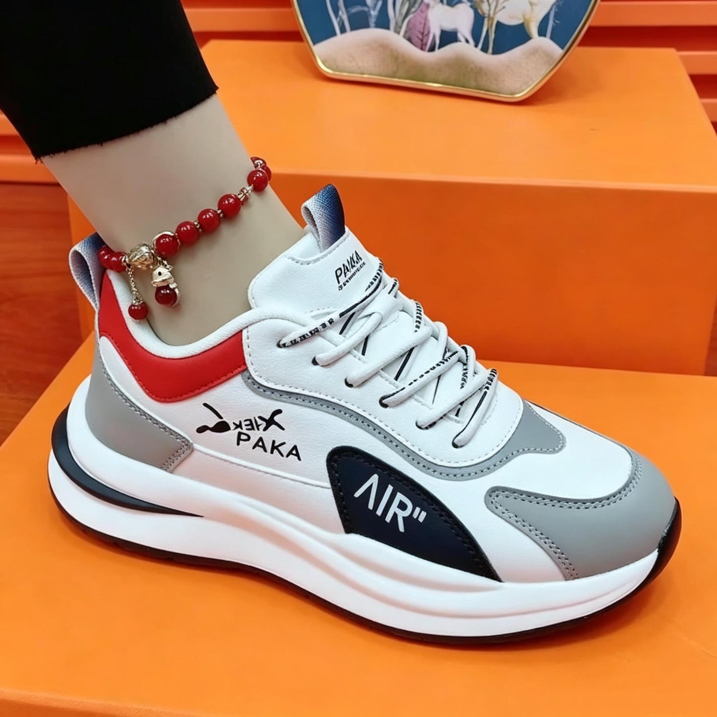 Nuevas zapatillas de piel