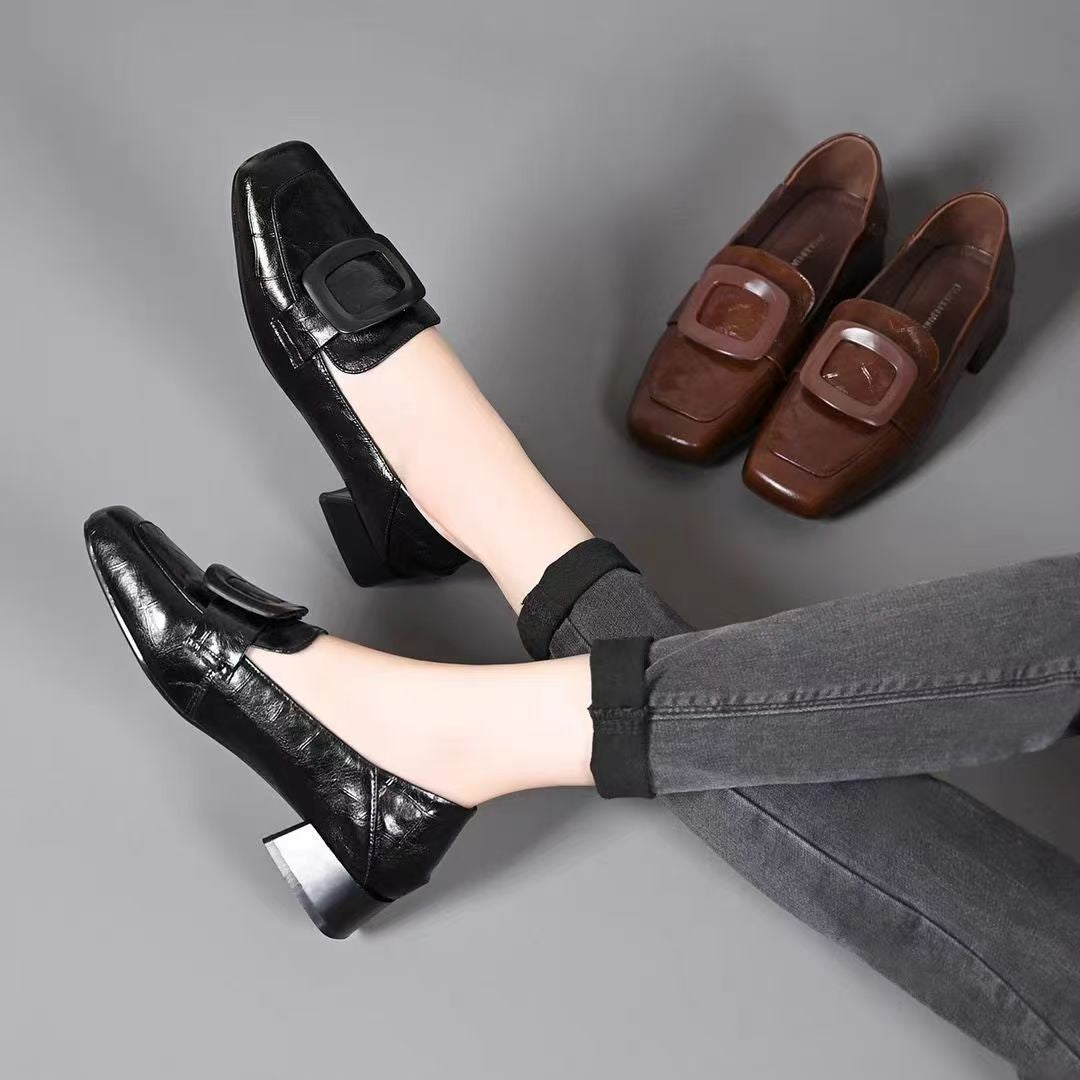 Mocasines de tacón medio con hebilla cuadrada