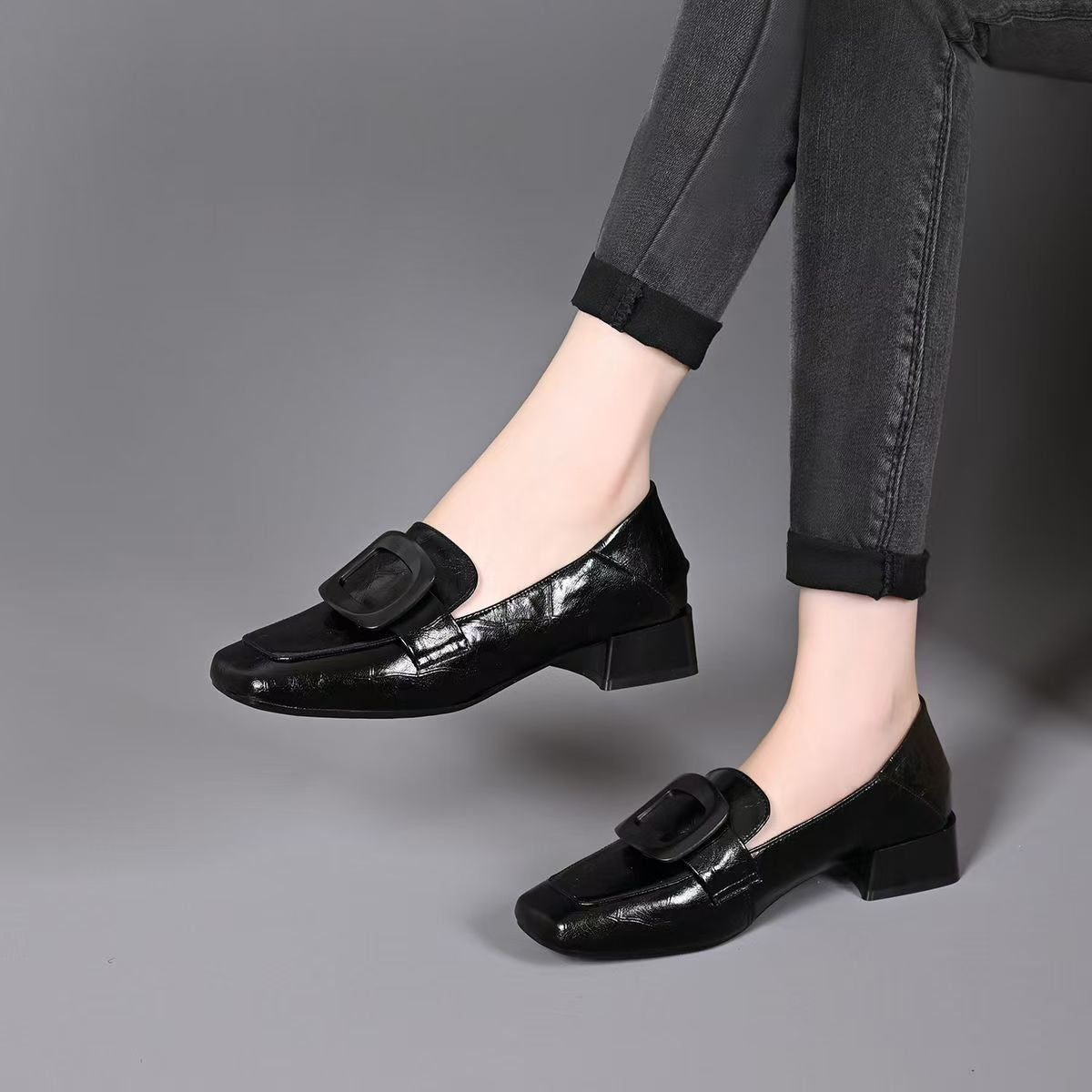Mocasines de tacón medio con hebilla cuadrada